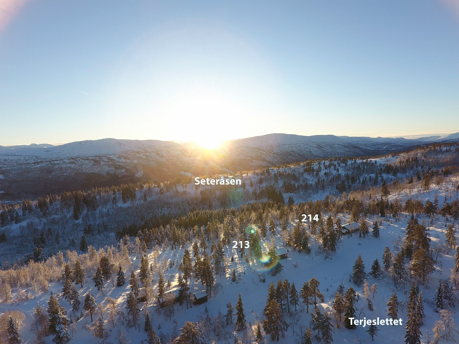 Her ser vi mot sørvest Terjeslettet og Seteråsen Galleribilde