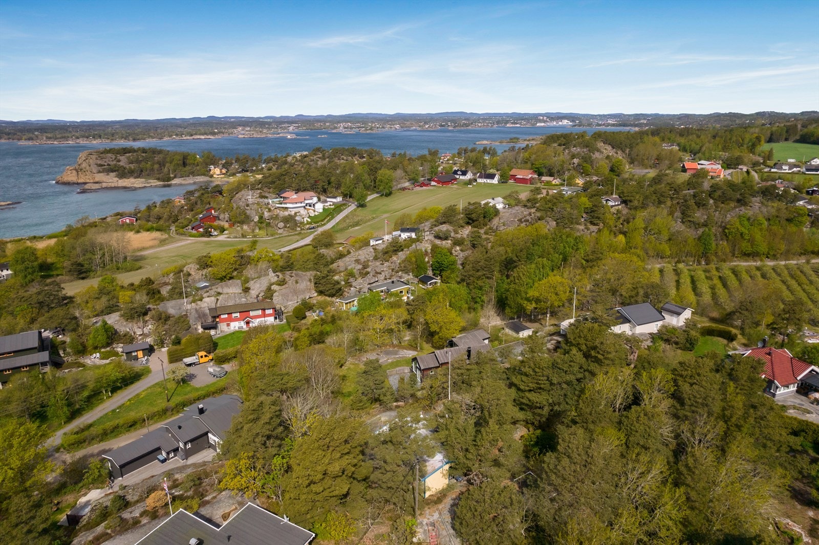 Hytta ligger på Vesterøya, ca. 14 min med bil fra Sandefjord sentrum og ikke mer enn ca. 1 time og 40 min fra Oslo. Galleribilde