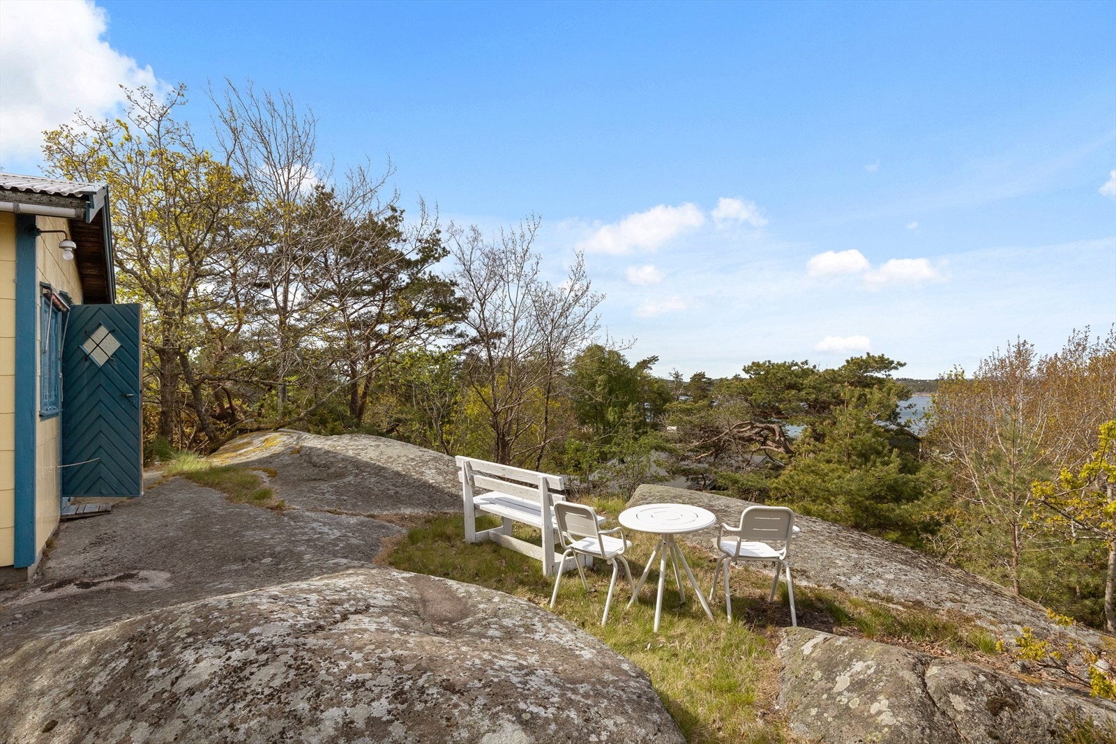 Hytta har stue med peis, kjøkken og to soverom. Eiendommen er solfylt og med flott utsikt mot både øst og vest. Galleribilde