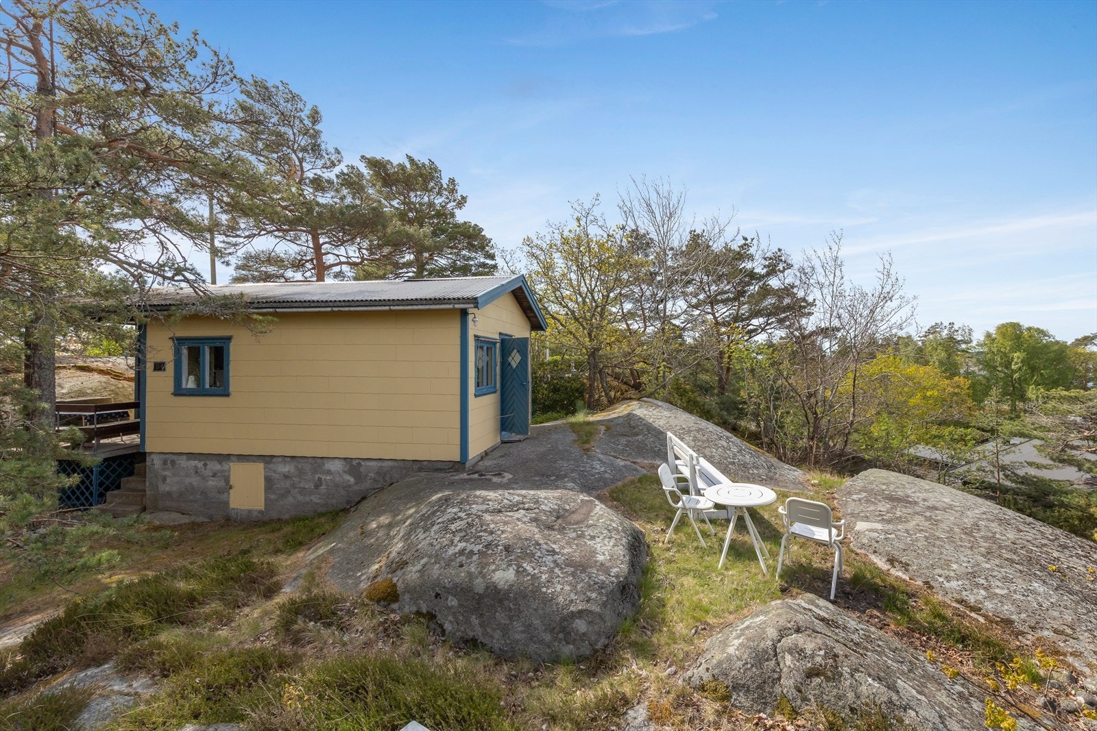 Hytta har innlagt strøm og sommervann. Det er tank for oppvarming av vann til utedusj. Galleribilde