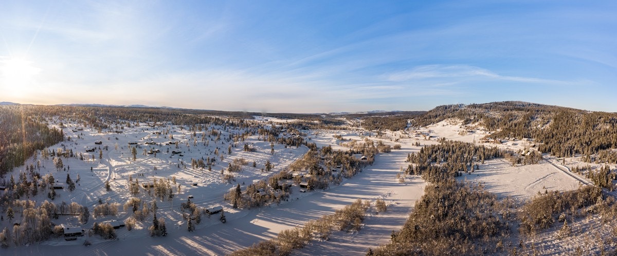 Her kan du glede deg over flotte turmuligheter sommer som vinter, til opplevelsesrike sykkelstier, fjelltopper med vid utsikt, vakre fjellvann, spennende fisketurer og milevis med oppkjørte skiløyper. Galleribilde