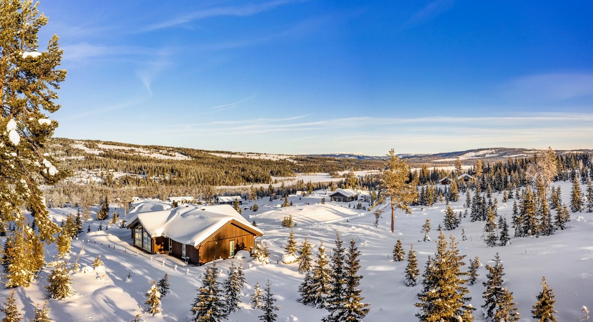 I Merkeslia Hyttefelt kan du realisere hyttedrømmen på flotte høystandardtomter beliggende i fint og variert turterreng. Galleribilde