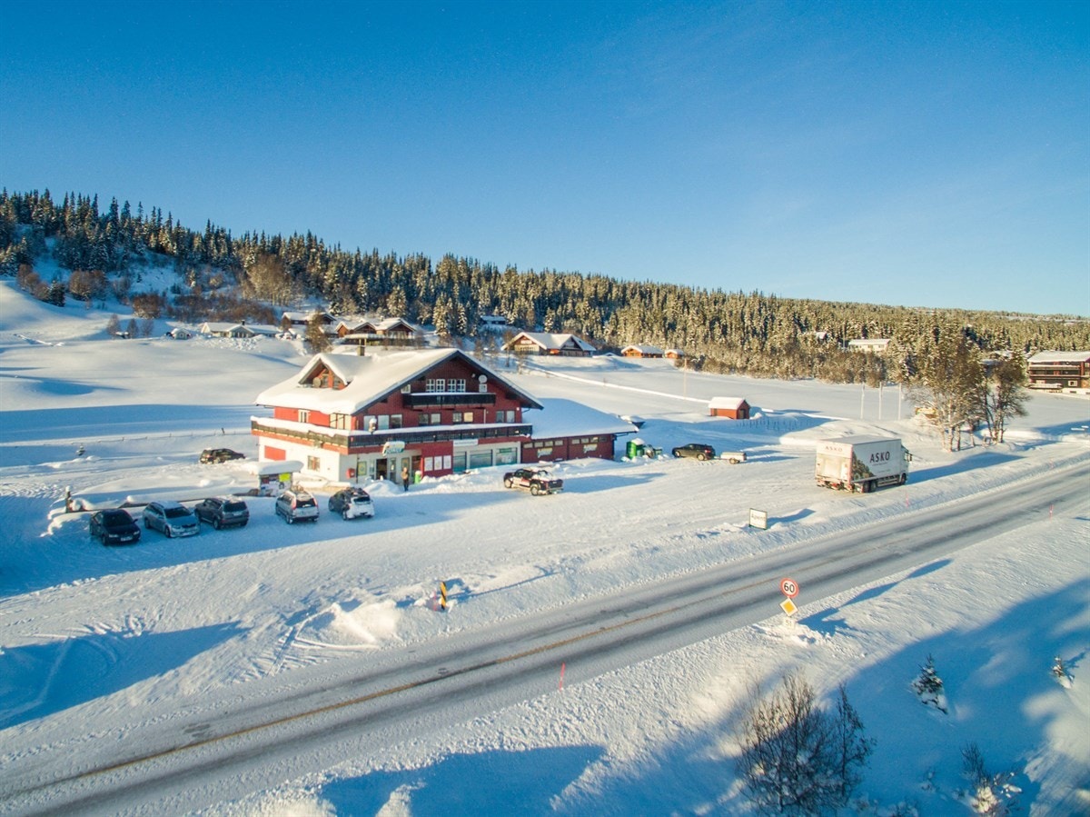 Med kort avstand til Merkeslia finner du Joker Fjellbu. Butikken tilbyr et bredt utvalg av dagligvarer og kvalitetsprodukter fra flere lokale produsenter, samt apotekvarer, tipping, verktøy, litt bekledning, leker og spill m.m. Galleribilde