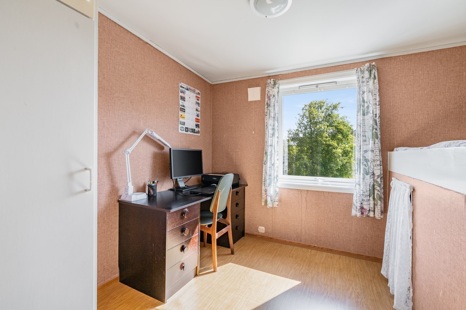 Soverommet i andre etasje har plassbygd seng med oppbevaring under. Galleribilde
