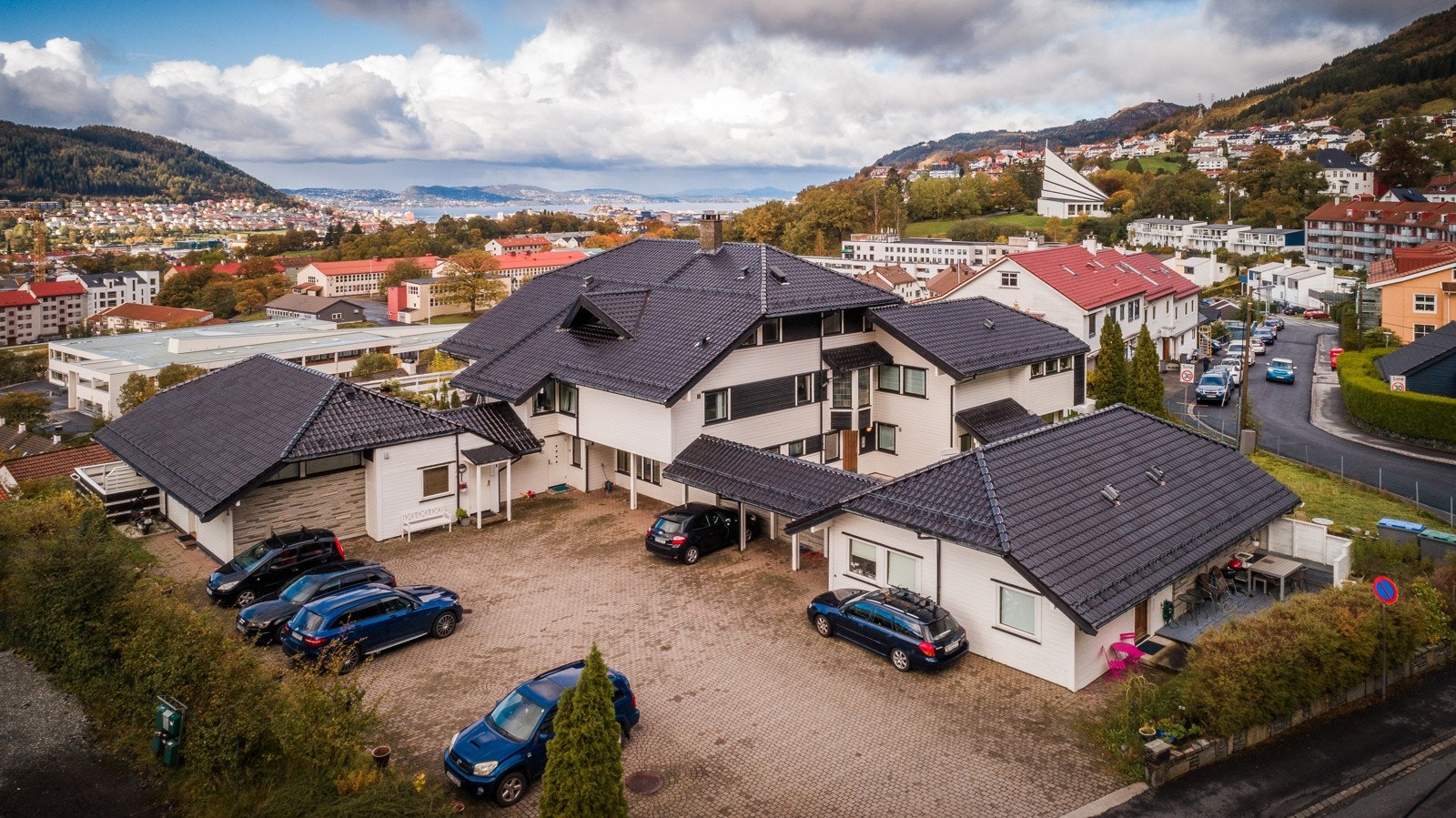Felles gårdsplass - Her har man rett til å parkere Galleribilde