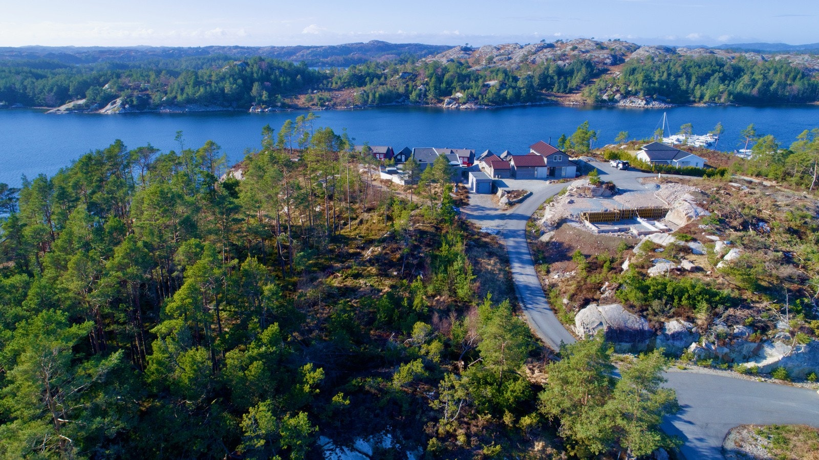 Tomt 10 ligg til venstre for vegen Galleribilde