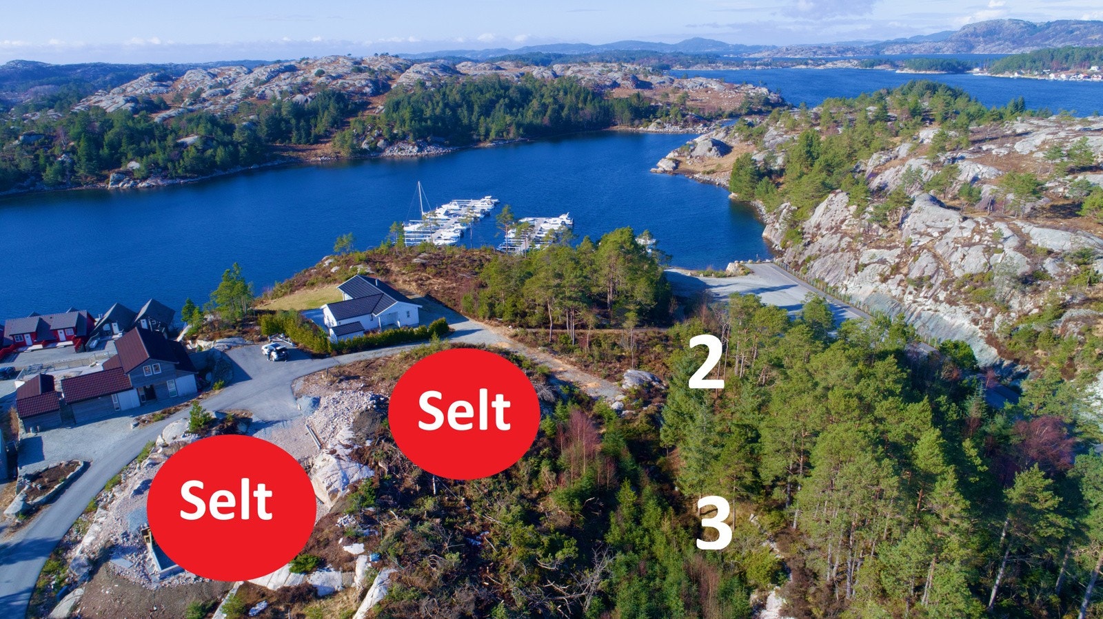 Det ligger markering ute med tomtene for å vise storleiken Galleribilde