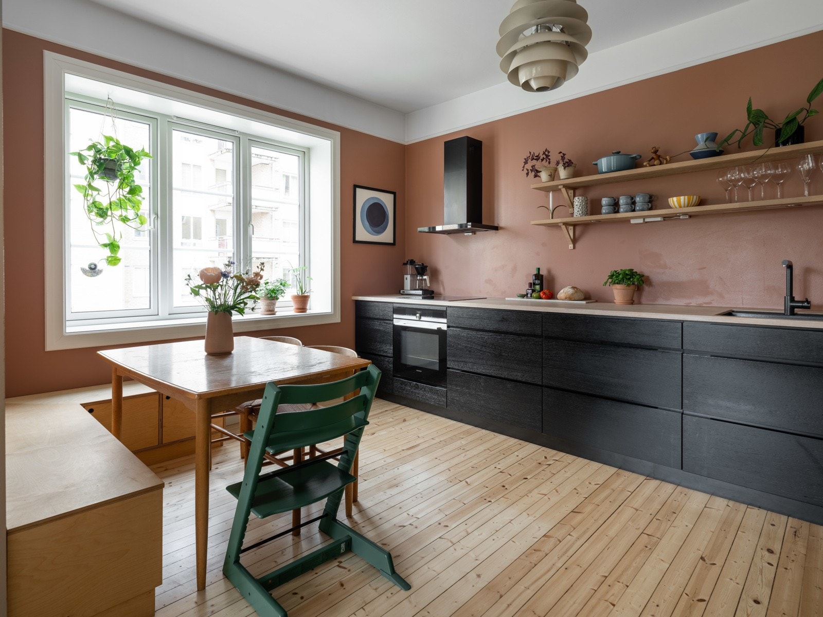 Her er alt fra 2017, og alle hvitevarer er integrerte. Det er virkelig stor plass her, et utrolig deilig spisekjøkken! Galleribilde