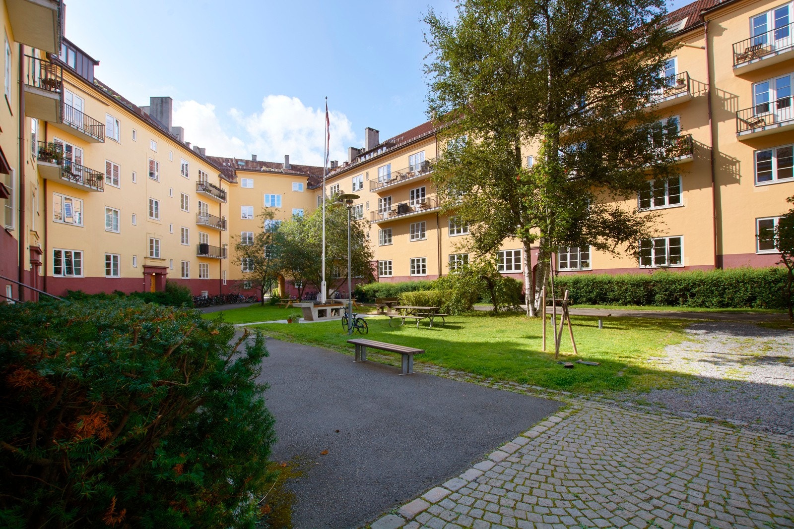 Sola skinner liksom alltid her i Vøyenløkka Borettslag. Galleribilde