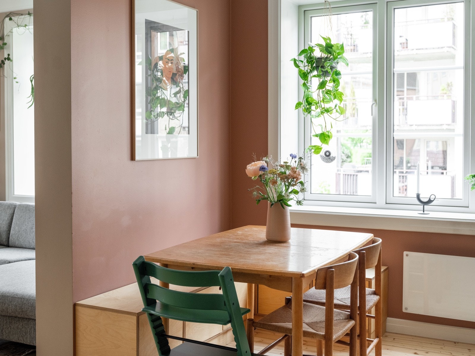Koselig spiseplass ved vinduet. Galleribilde