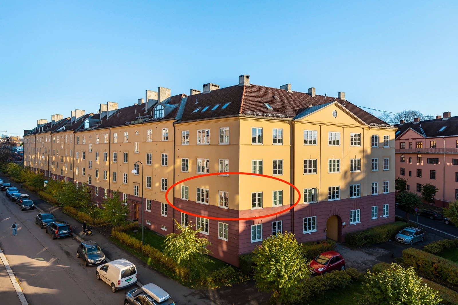 Nydelig gård fra 20-tallet. Leiligheten har hele 5 store vinduer, ringet rundt i bildet her. Galleribilde
