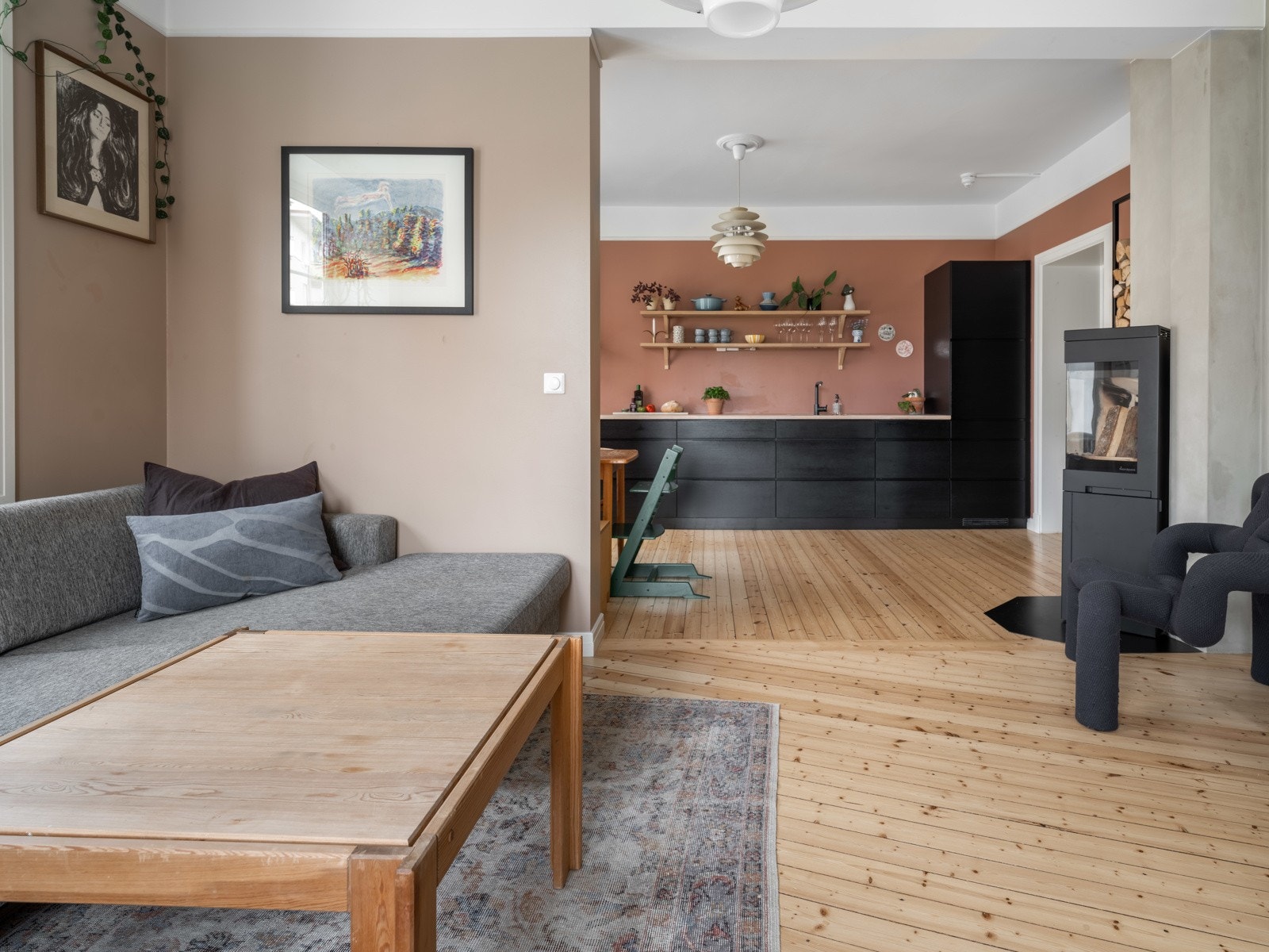 Selv om stua og kjøkkenet er delvis åpne mot hverandre er de også adskilt. Eller det beste fra to verdener om du vil. Galleribilde