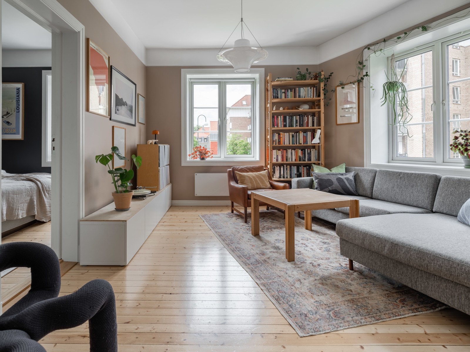 Dette er et deilig sted å slappe av, med nydelig lys fra de to store vinduene. Galleribilde