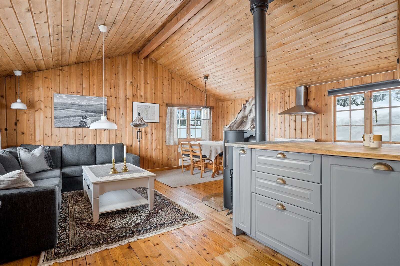 Koselig stue med åpen løsning mot kjøkken. God plass til spisebord og vedovn Galleribilde