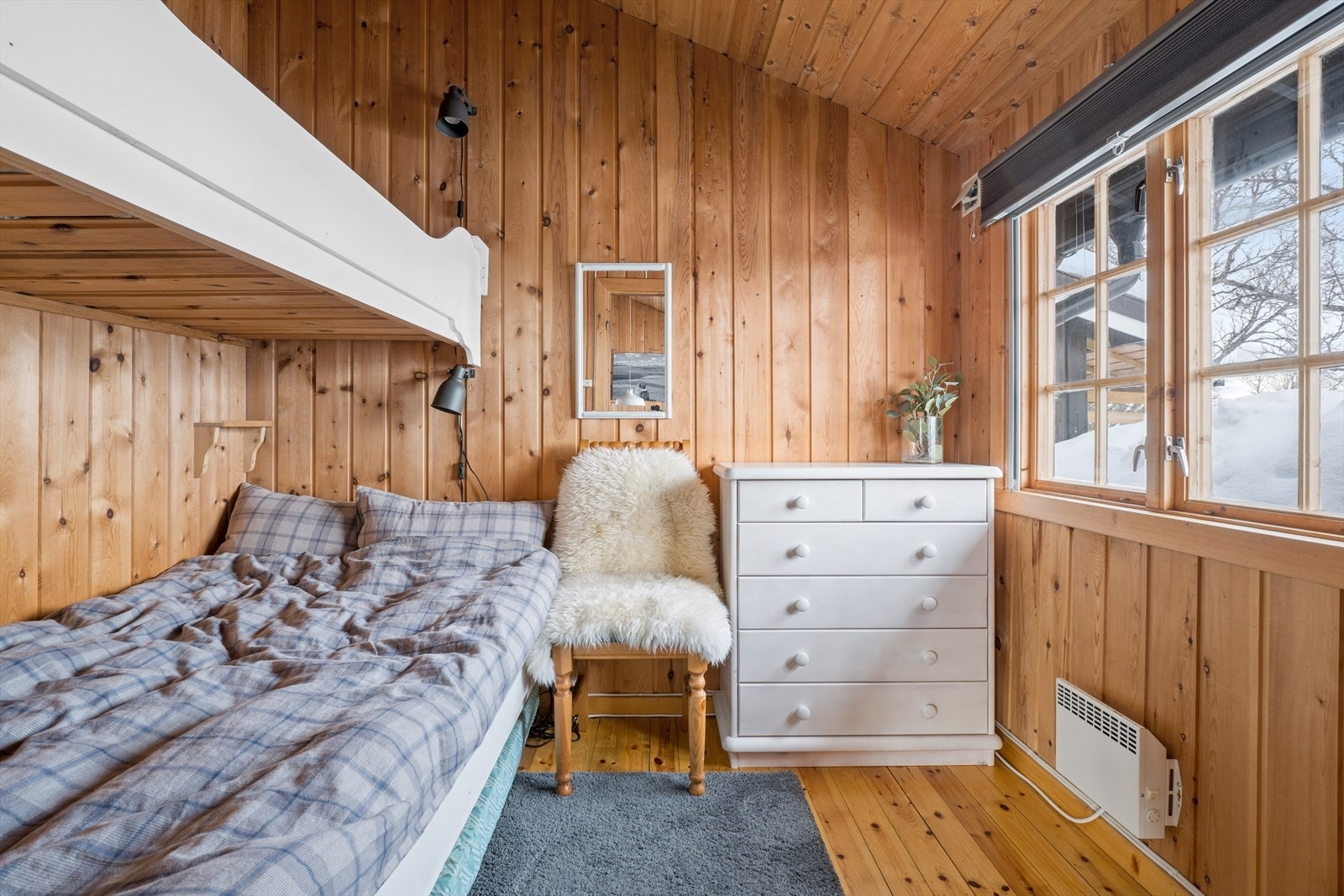 Soverom 2 har plassbygde senger Galleribilde