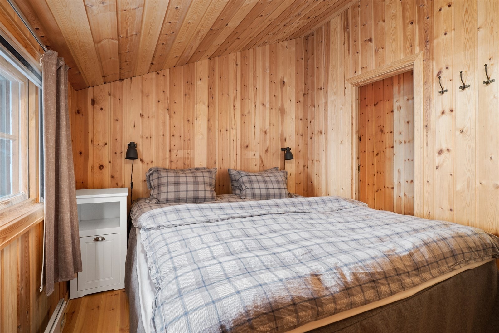 Soverom 1 har god plass til dobbeltseng Galleribilde