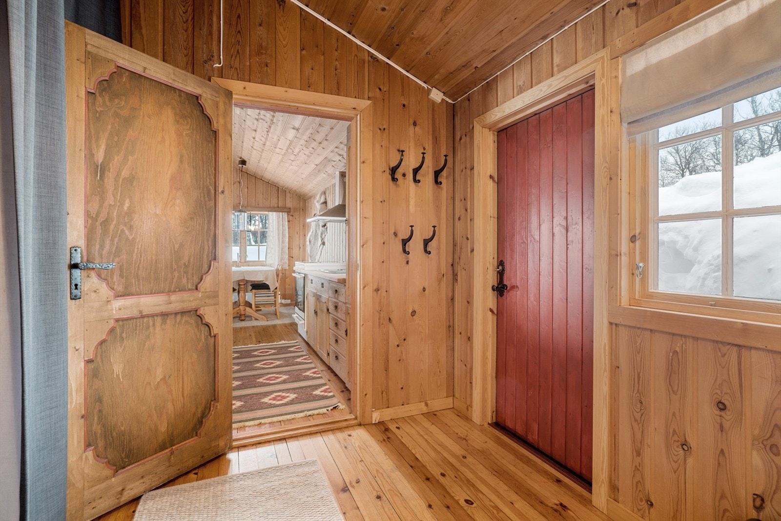 Hytta har 2 inngangsdører Galleribilde