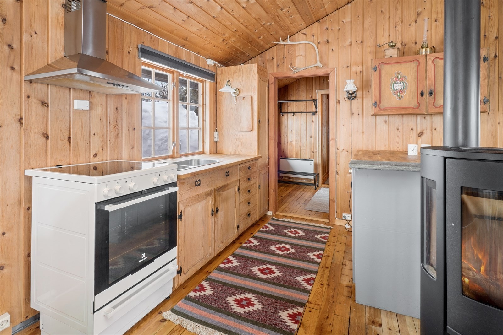 Kjøkken har god benkeplass og det er satt inn kjøkkenøy for ekstra skap -og benkeplass Galleribilde