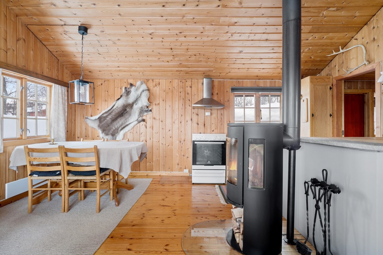 Åpen kjøkken og stue med nyere vedovn i sentrum. Sjarmerende hytte med god planløsning Galleribilde