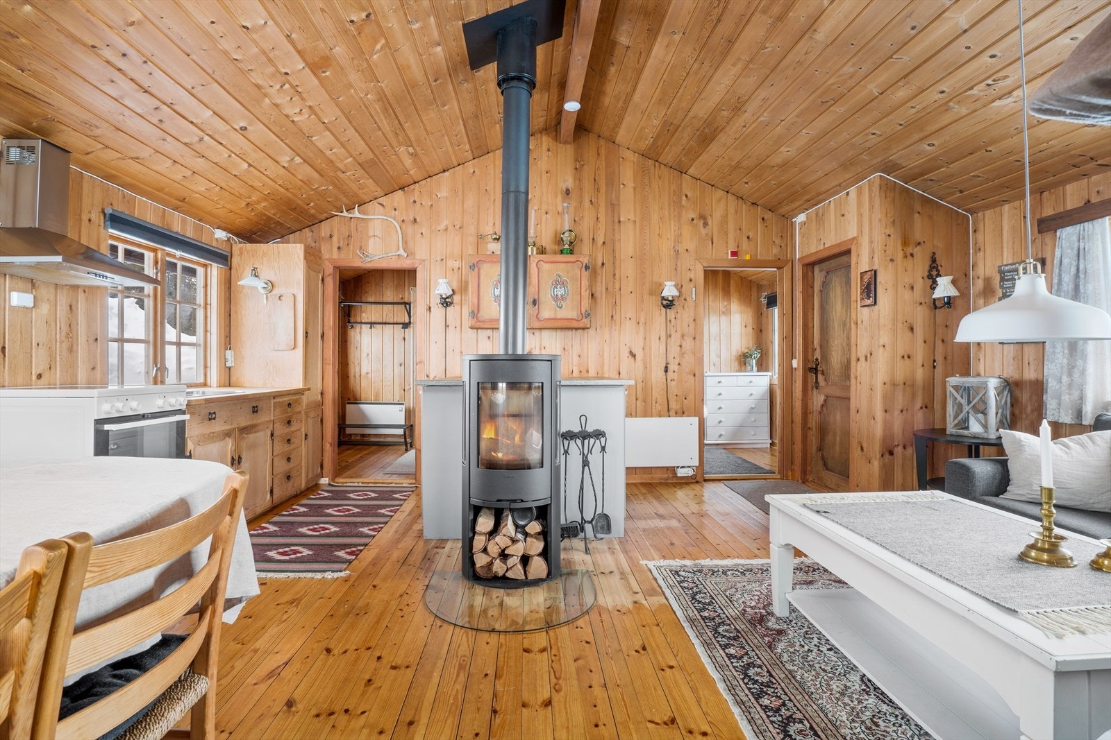 God planløsning og vedovn som midtpunktet i stua. Galleribilde
