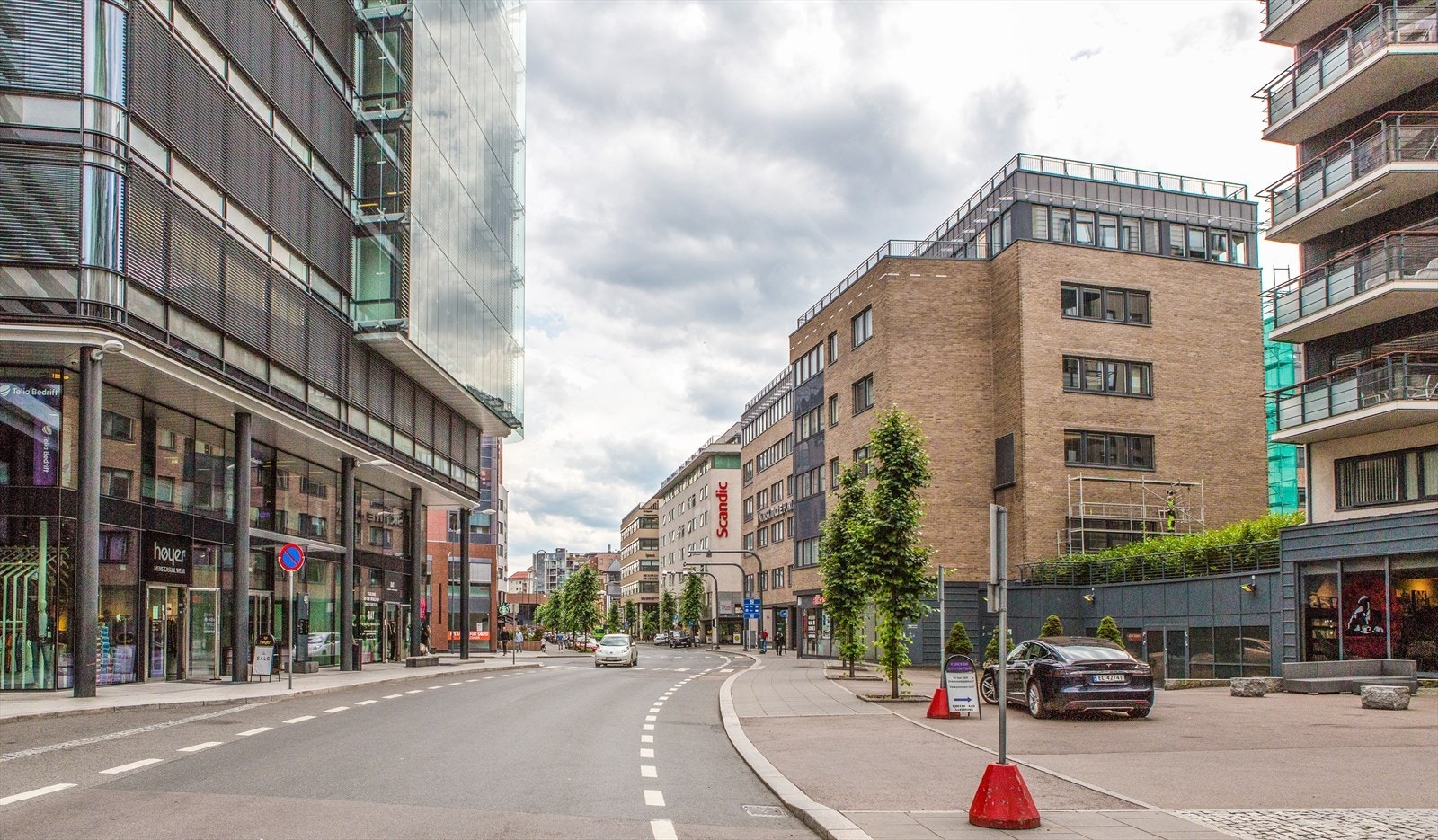 Det er en port innerst i hagen, hvor du kommer rett ut til Bygdøy Alle og inngangen til Karenslyst Alle. Her har du et stort utvalg av butikker, vinmonopol, treningssenter, restauranter og delikatessebutikk. Galleribilde