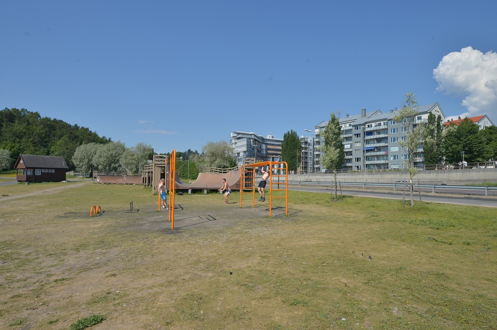 Tuftepark like nedenfor leiligheten. Galleribilde