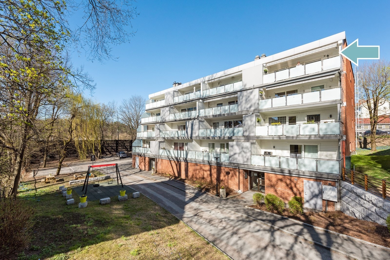 Gården er pusset opp med bla nye oppgraderte terrasser. Leiligheten ligger usjenert og fint til øverst i enden. Galleribilde