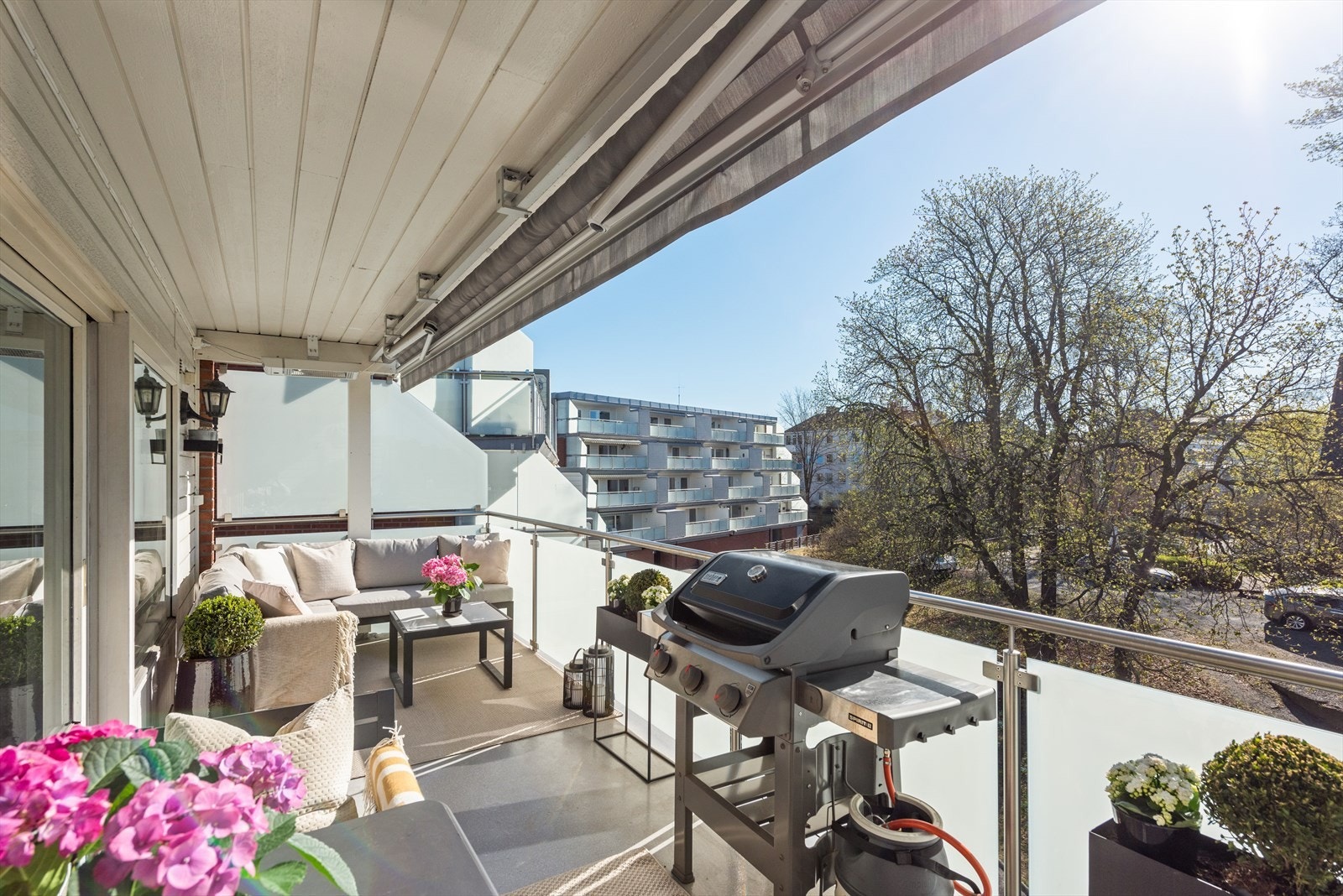 Det er montert markise og varmelampe. Sol fra kl. 07 på morgenen. Galleribilde