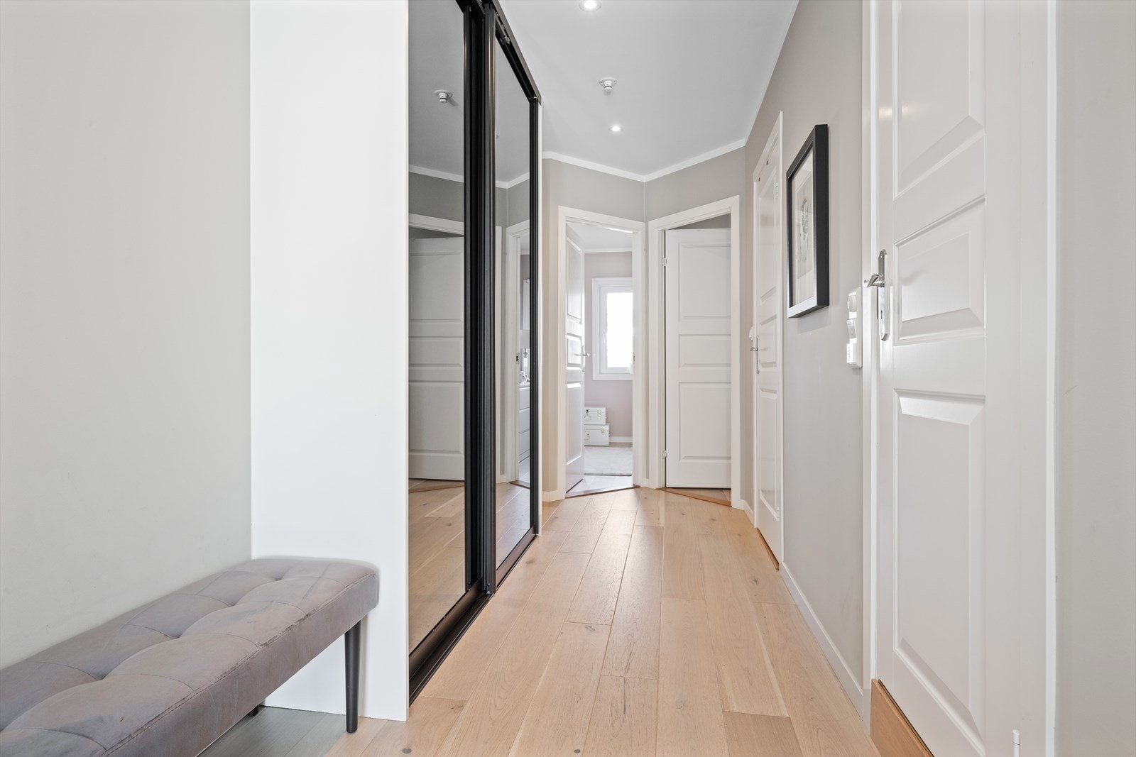 Entré med god plass til å henge fra seg yttertøy og sette fra seg sko i en stor skyvedørsgarderobe. Galleribilde