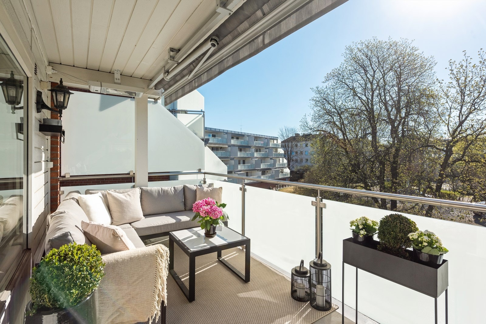 Terrassen blir en forlengelse av stuen på varme sommerdager. Svært gode solforhold. Elektrisk markise og terrasse varmer. Galleribilde