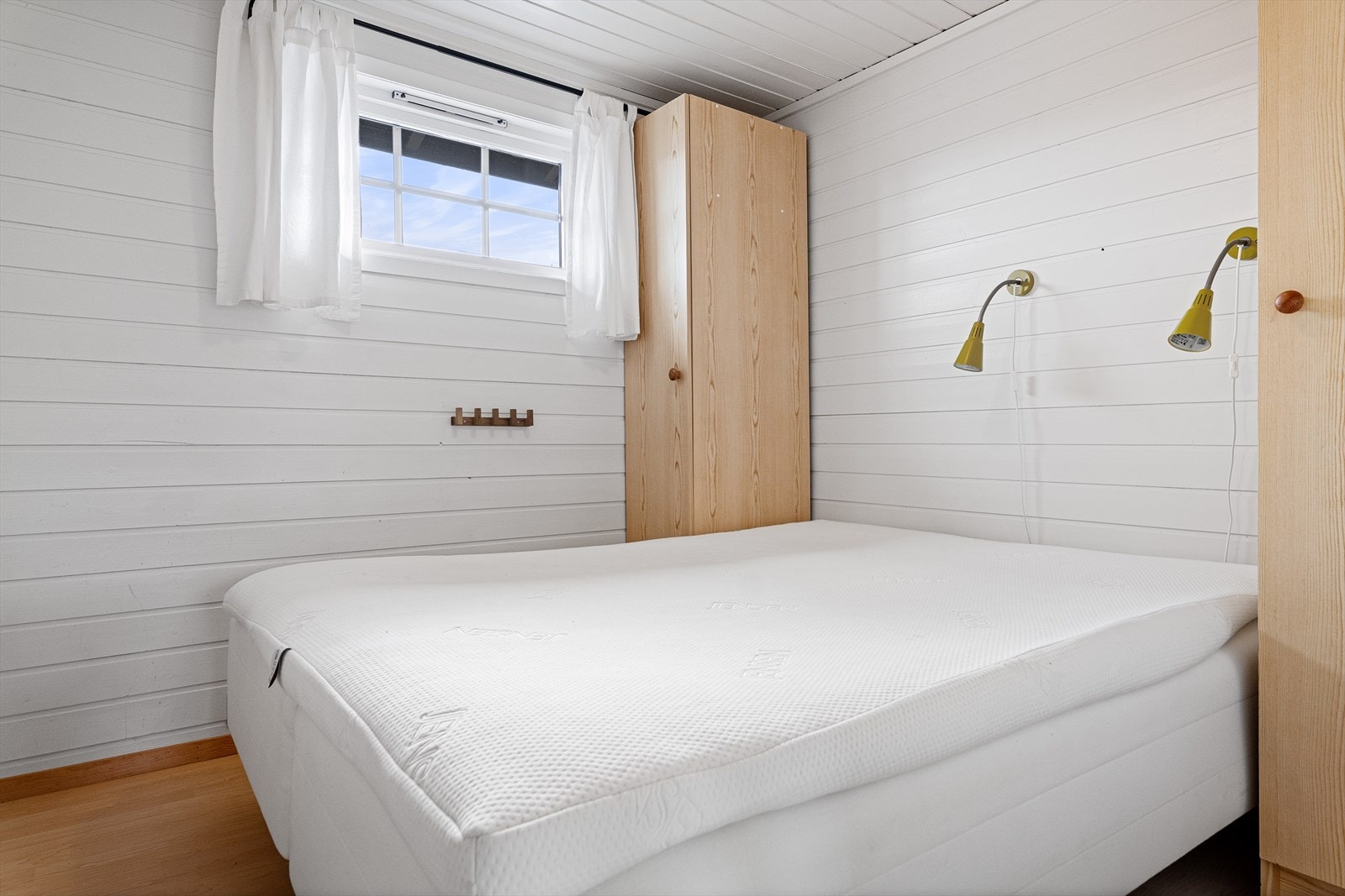 Hovedsoverom med garderobeskap Galleribilde