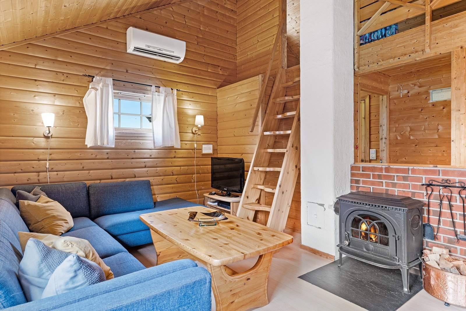 Ekstra god takhøyde. Vedovn og varmepumpe Galleribilde