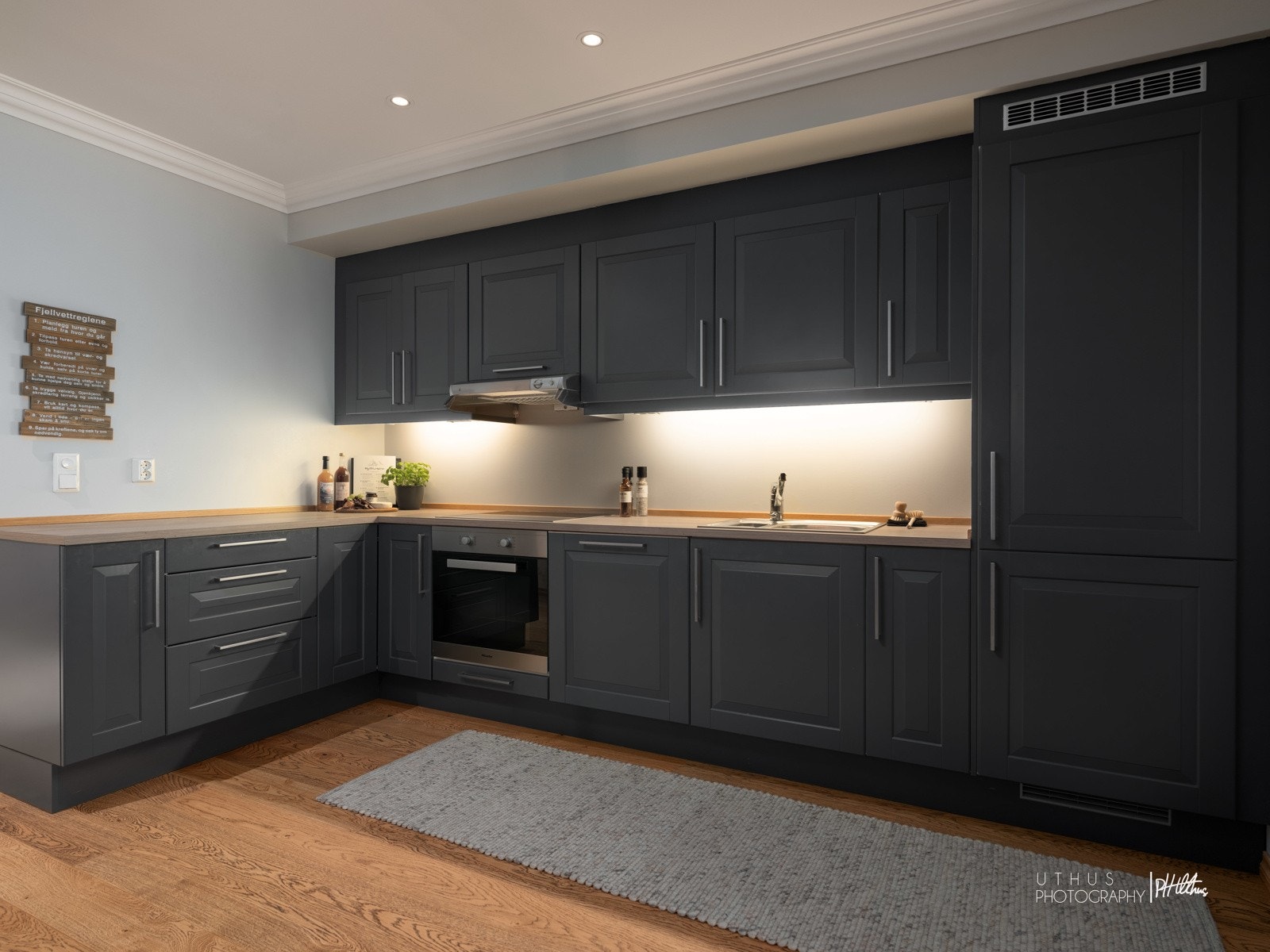 Lekker kjøkkeninnredning med integrerte hvitevarer Galleribilde