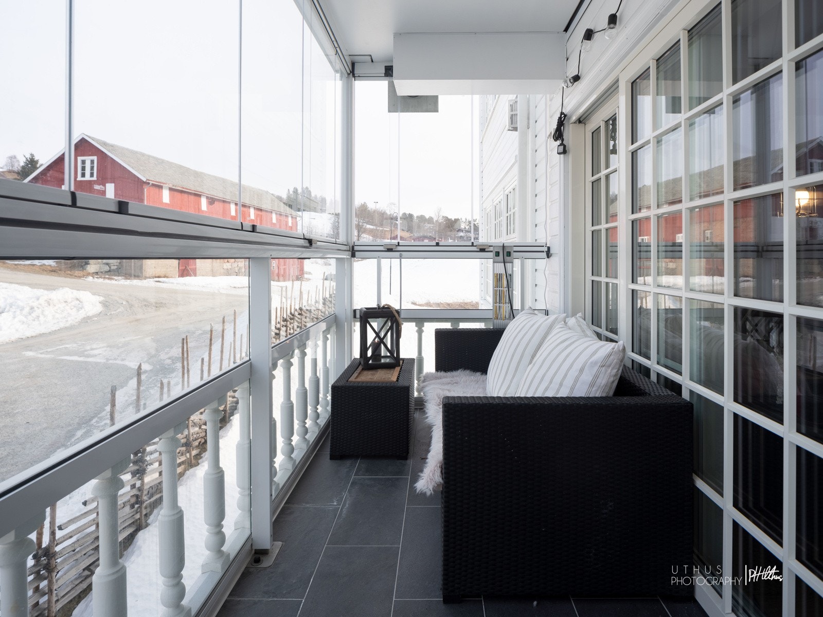 Fra stuen er det tilkomst til altan. Altan er innebygget med glass som åpnes og skyves til siden. Galleribilde