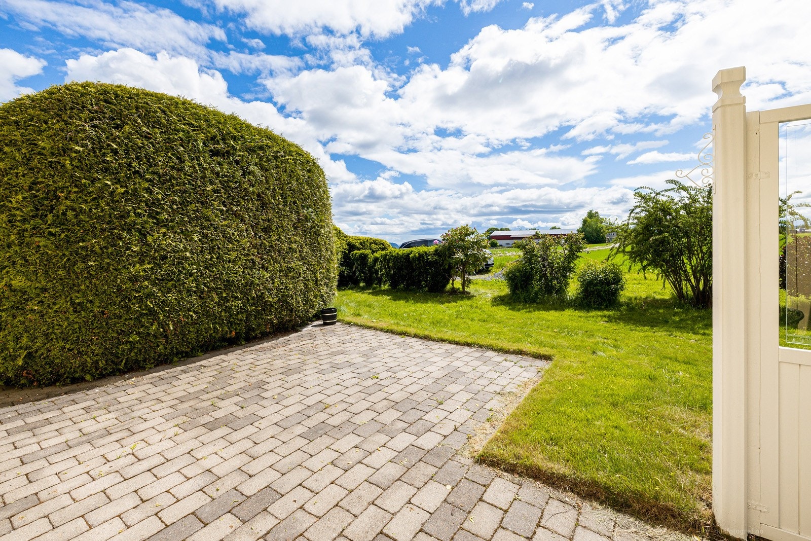 Beleggningstein i forbindelse med terrassert areal. Galleribilde