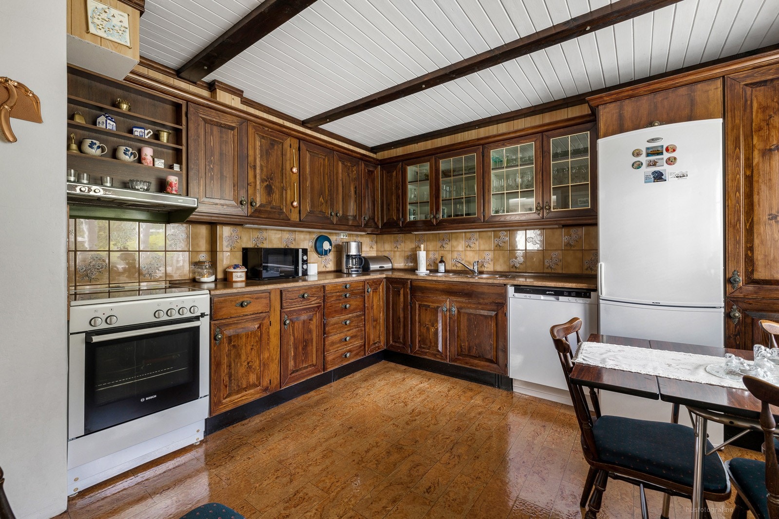 Kjøkkenet med profilert innredning med beisede fronter Galleribilde