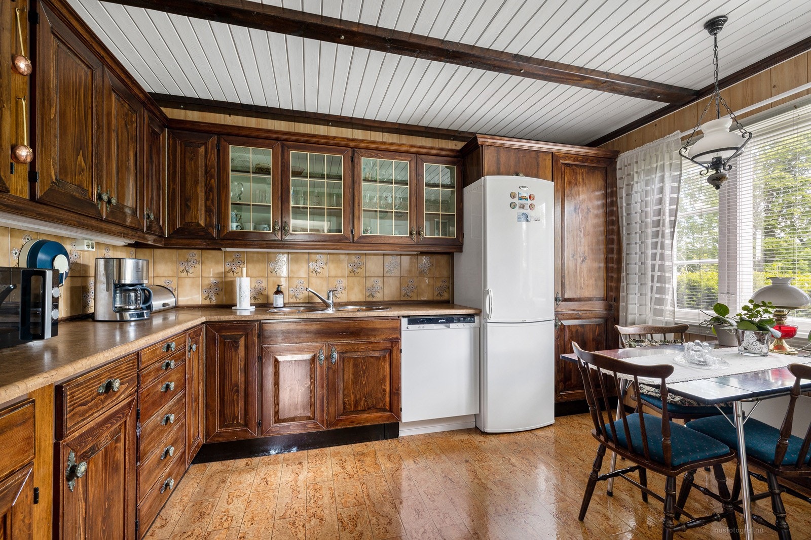 Vegg over kjøkkenbenk er flis-satt. Røropplegg til oppvaskmaskin. Montert avtrekksvifte over komfyr. Spiseplass Galleribilde