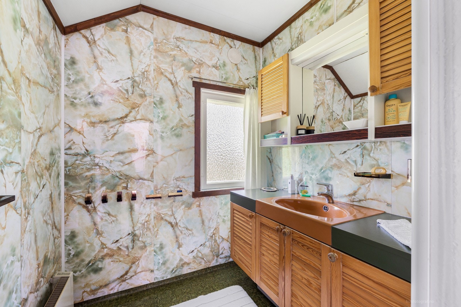 Bad/WC med vinylbelegg på gulv, baderomsplater på vegger. Galleribilde