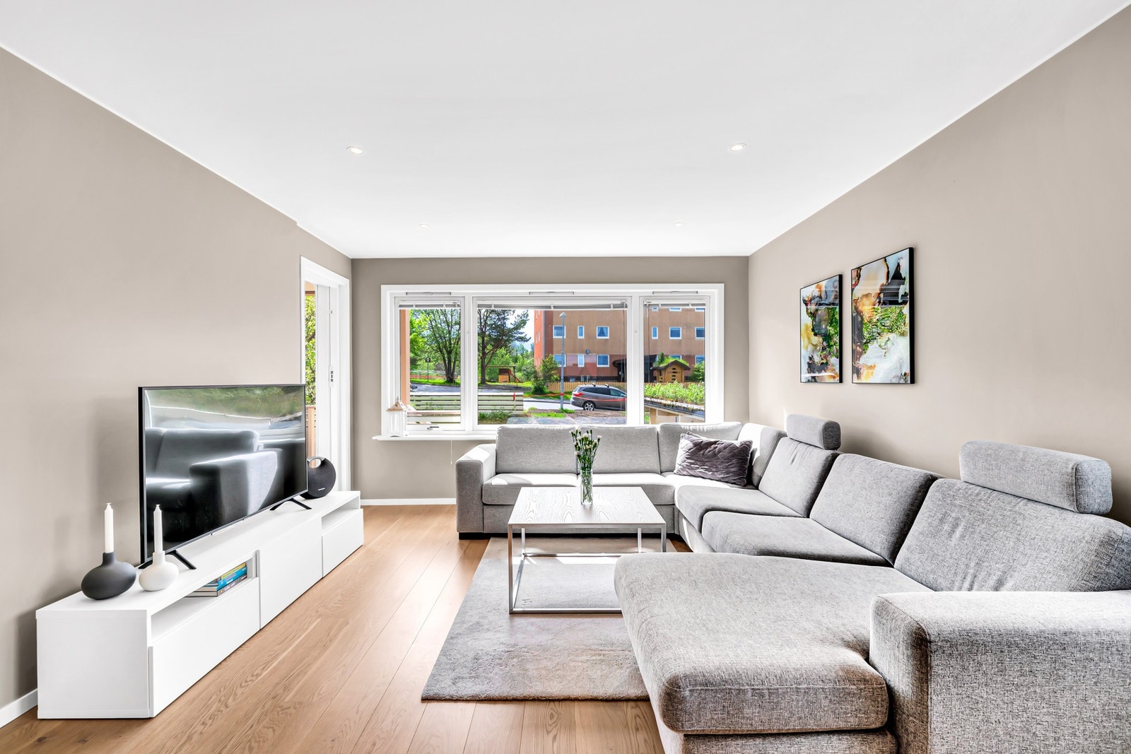 Utstrakt brukt av LED-downlights i himling i hele leiligheten. Galleribilde