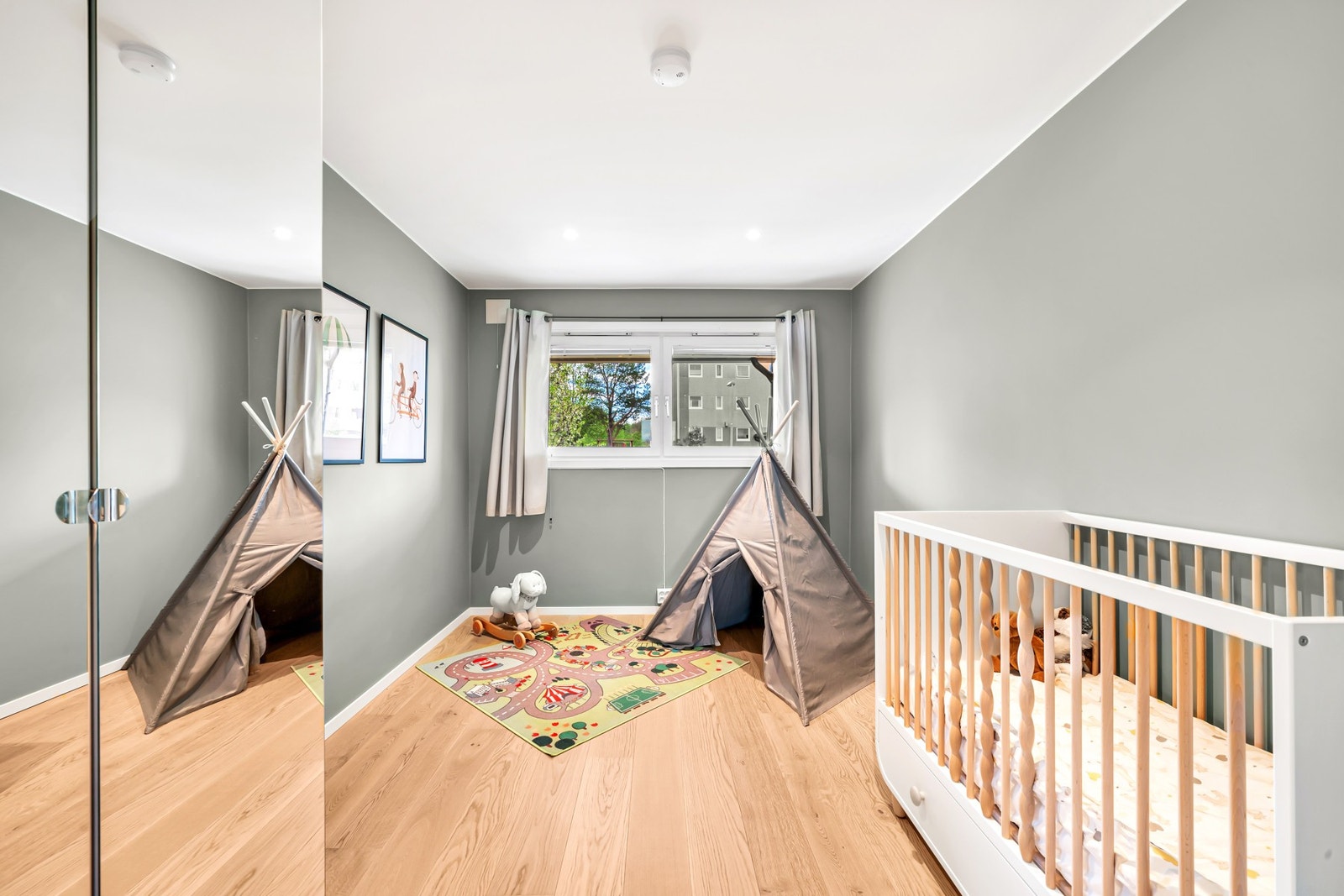 Soverom 2 er på ca. 10 kvm. Galleribilde