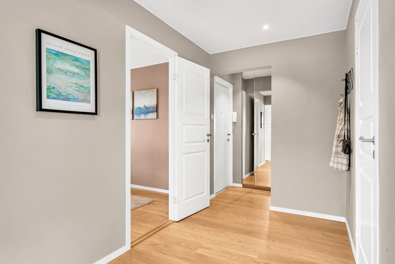 Gang sett mot hovedsoverom og inngangsparti. Galleribilde