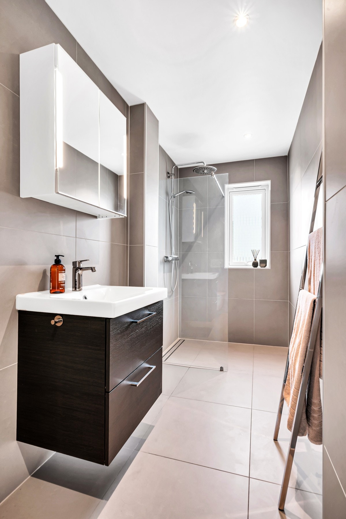 Svært innbydende bad med tidsriktige flisvalg. Galleribilde