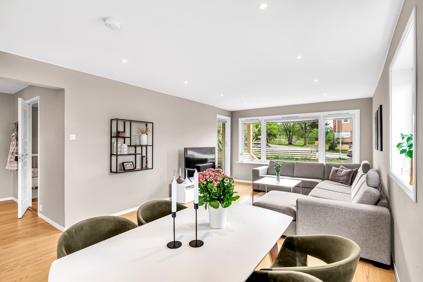 Det er varme i gulv på stue, kjøkken, bad og i gang. Galleribilde