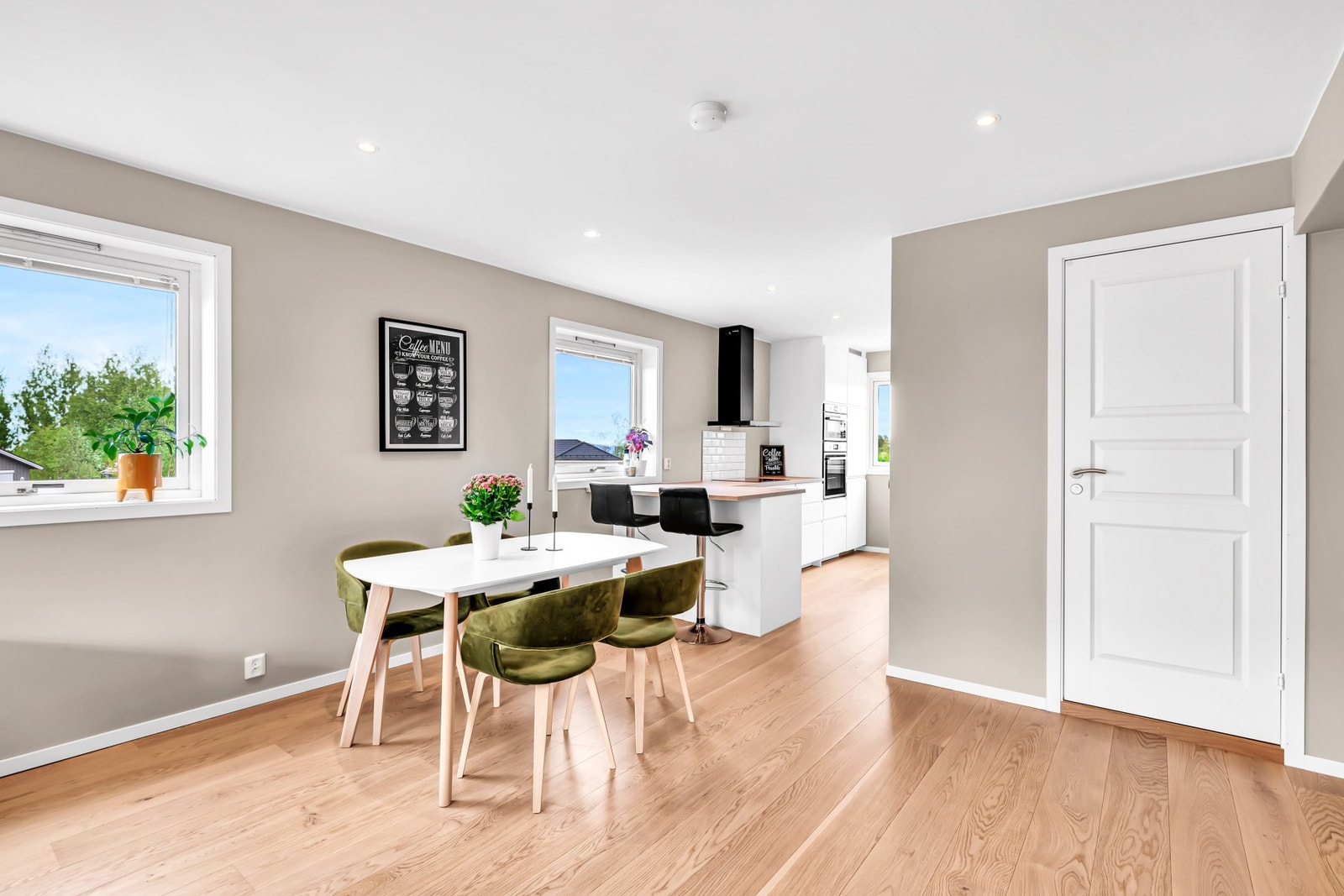 Med endebeliggenhet får man to ekstra vinduer på endeveggen, og dette bidrar til et herlig gjennomlys og en lett atmosfære i leiligheten. Galleribilde