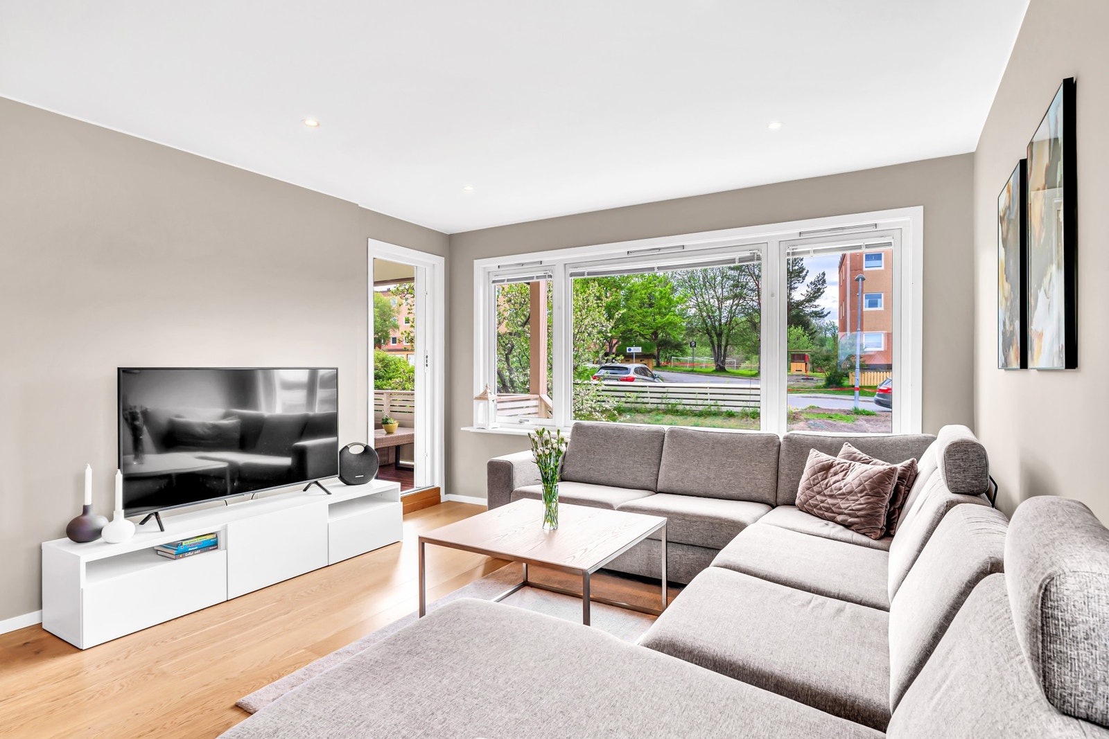 Fra stuen er det utgang til balkong. Galleribilde