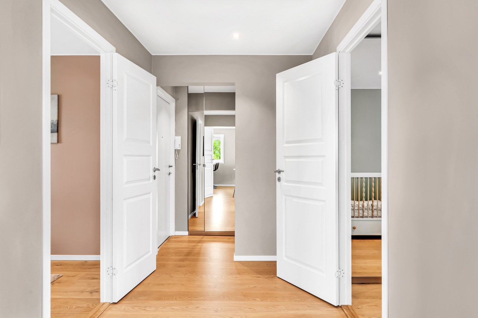 Entré og gang - praktisk løsning med soverom på hver sin side av gangen. Galleribilde