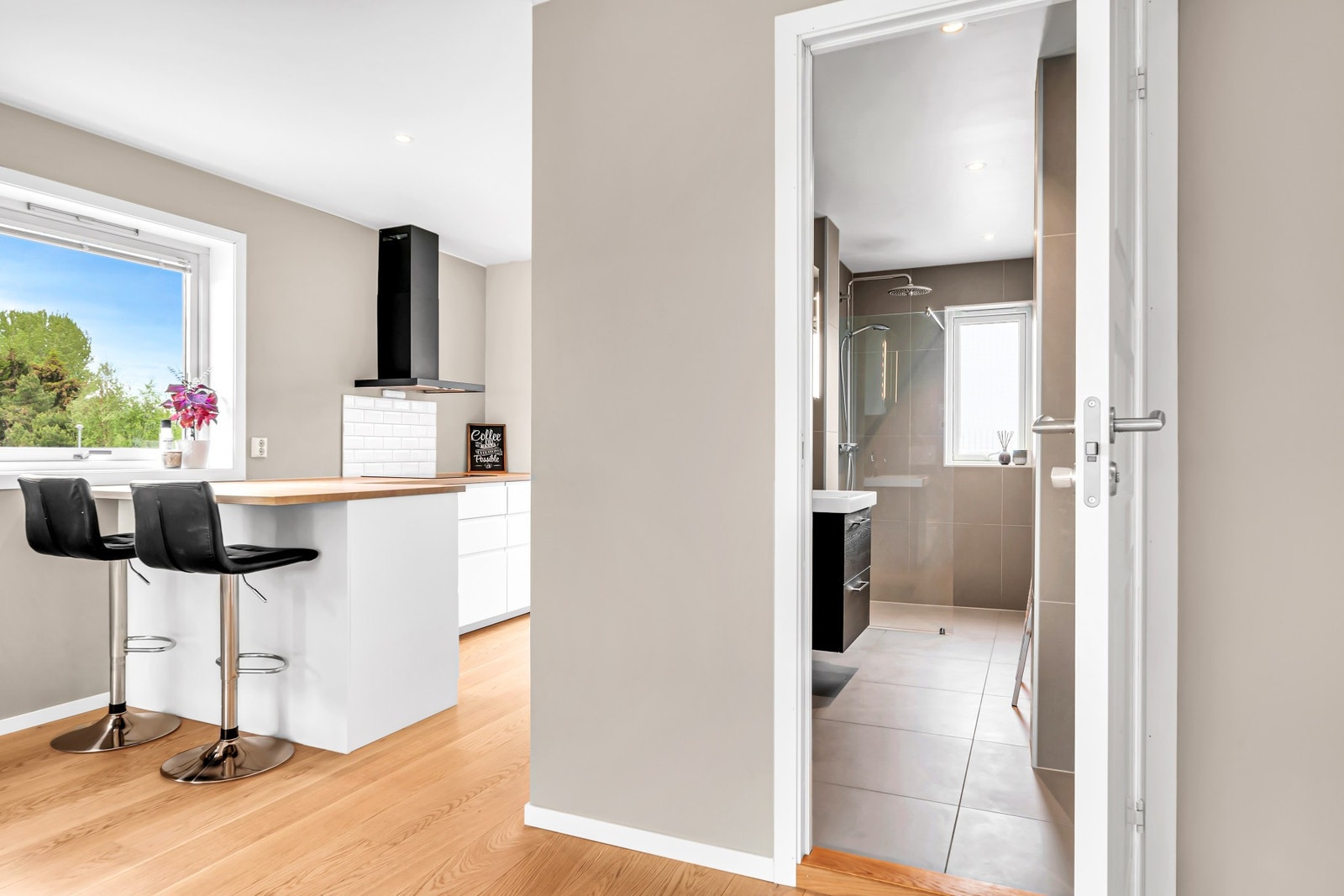 Badet har blitt utvidet ved å ta deler av gang, og oppleves nå romslig med en praktisk løsning. Galleribilde