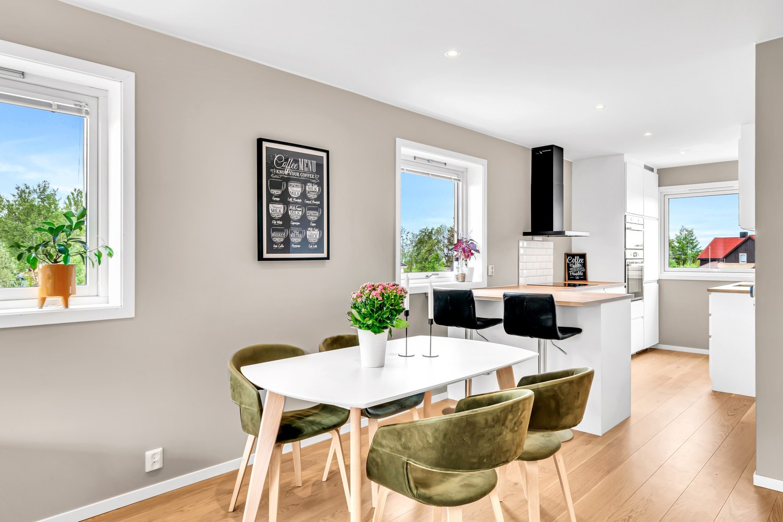 Det er lagt gjennomgående 1-stavs parkettgulv i leiligheten. God plass til spisebord i overgangen til kjøkken. Galleribilde