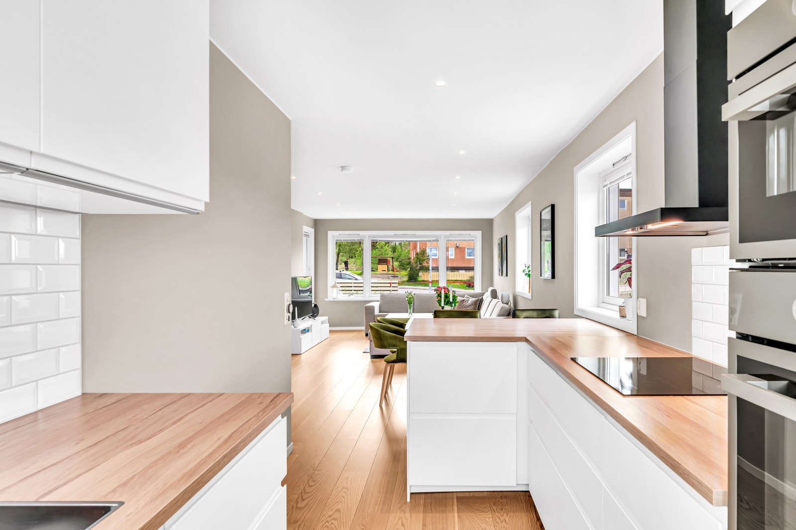 Kjøkken sett mot stue. Hele det elektriske anlegget i leiligheten er fra oppussingen i 2019. Galleribilde