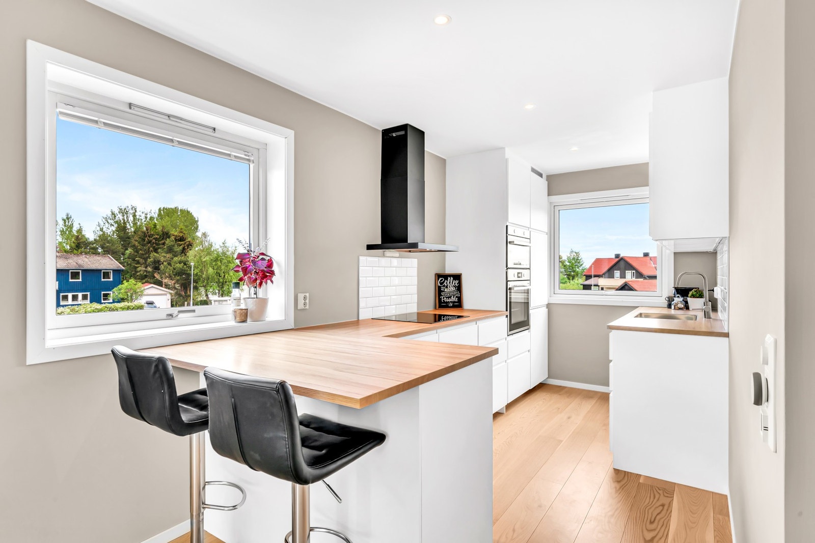 Svært flott kjøkken med barløsning. Galleribilde